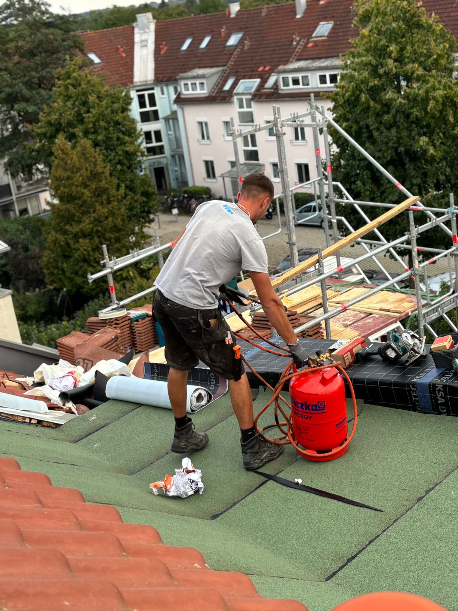 Kevin Schatt bei der Arbeit auf dem Dach
