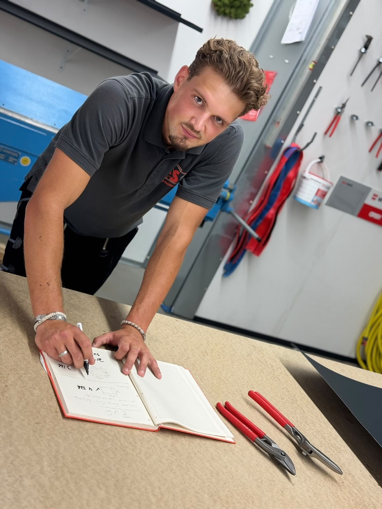 Juniorchef Kevin Schatt bei Statikberechnungen und Fachplanung