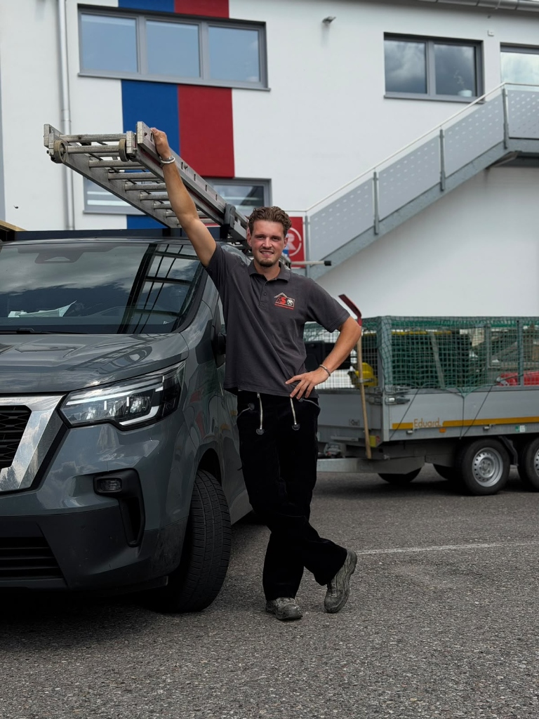 Juniorchef Kevin Schatt und Einsatzfahrzeuge AS-Dachkonzept Kundendienst